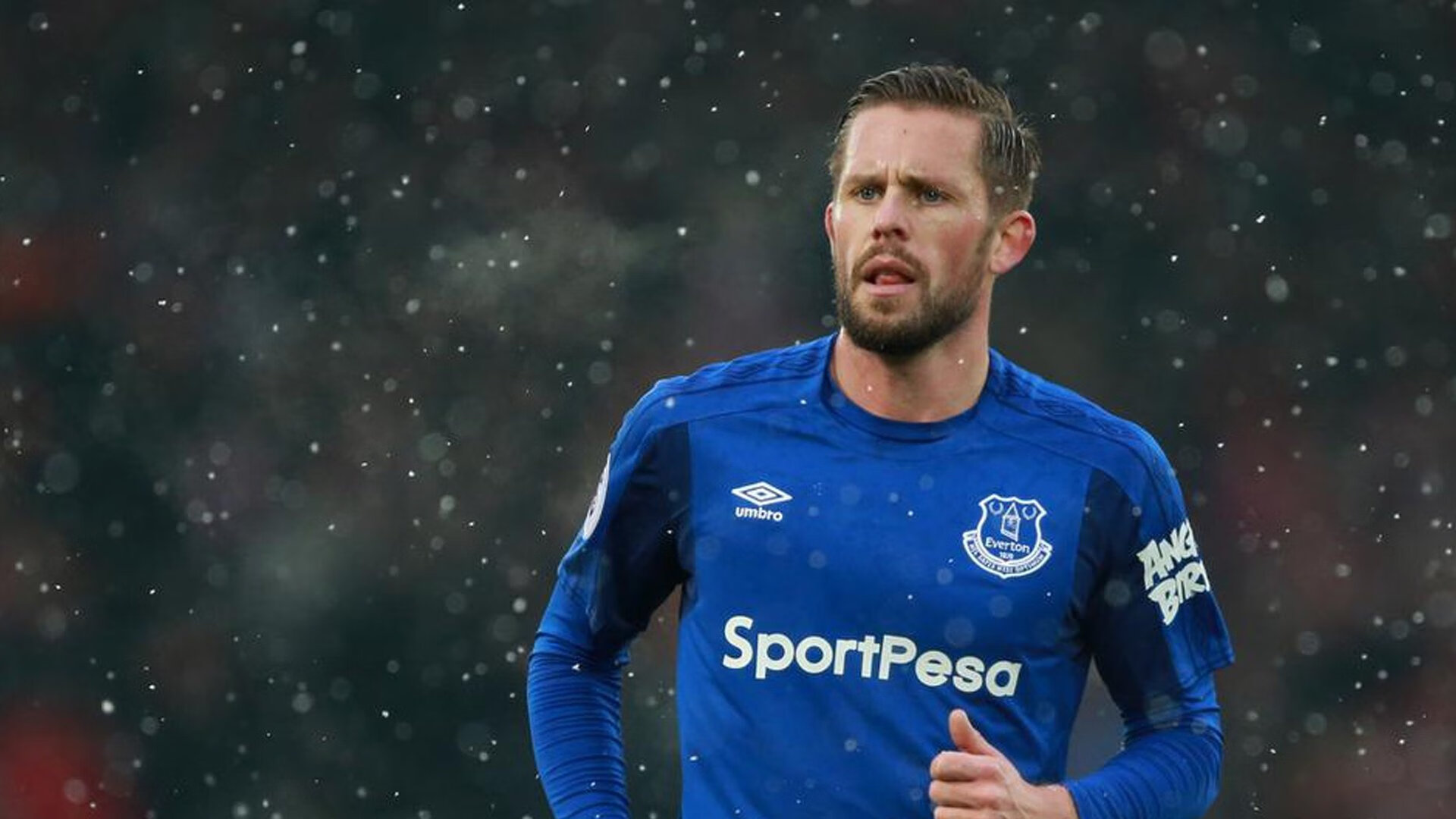 钢铁与绿茵的双重奏,阿克神勇破局,波兰力压红龙