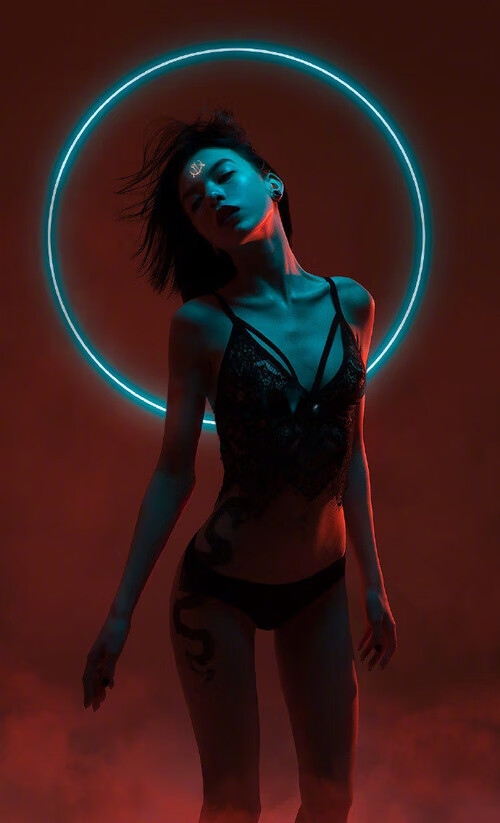 极速王座,当F1轮胎擦过城市脉络,骑士的银色利刃刺穿猎鹰的苍穹